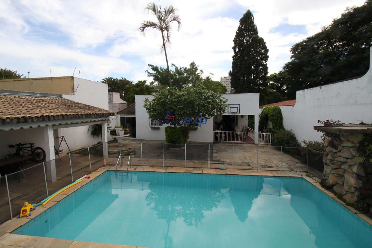 Casa térrea no Butantã para viver em paz: piscina, área gourmet, quintal amplo e canil a 500m do metrô - eXp Realty Brasil